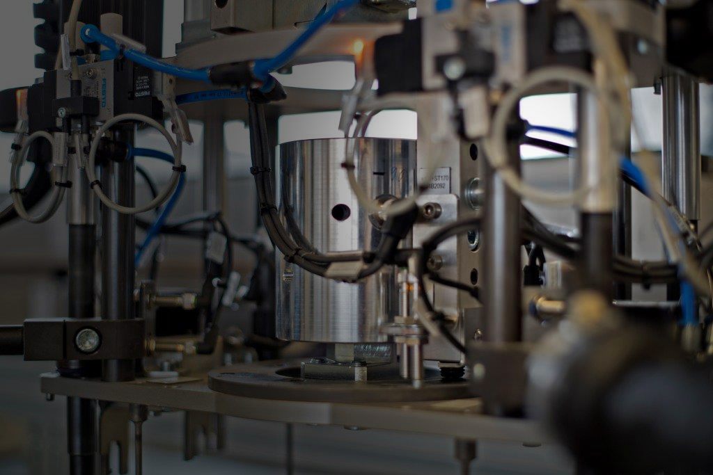 Detailansicht einer industriellen Automatisierungsanlage mit pneumatischen Komponenten