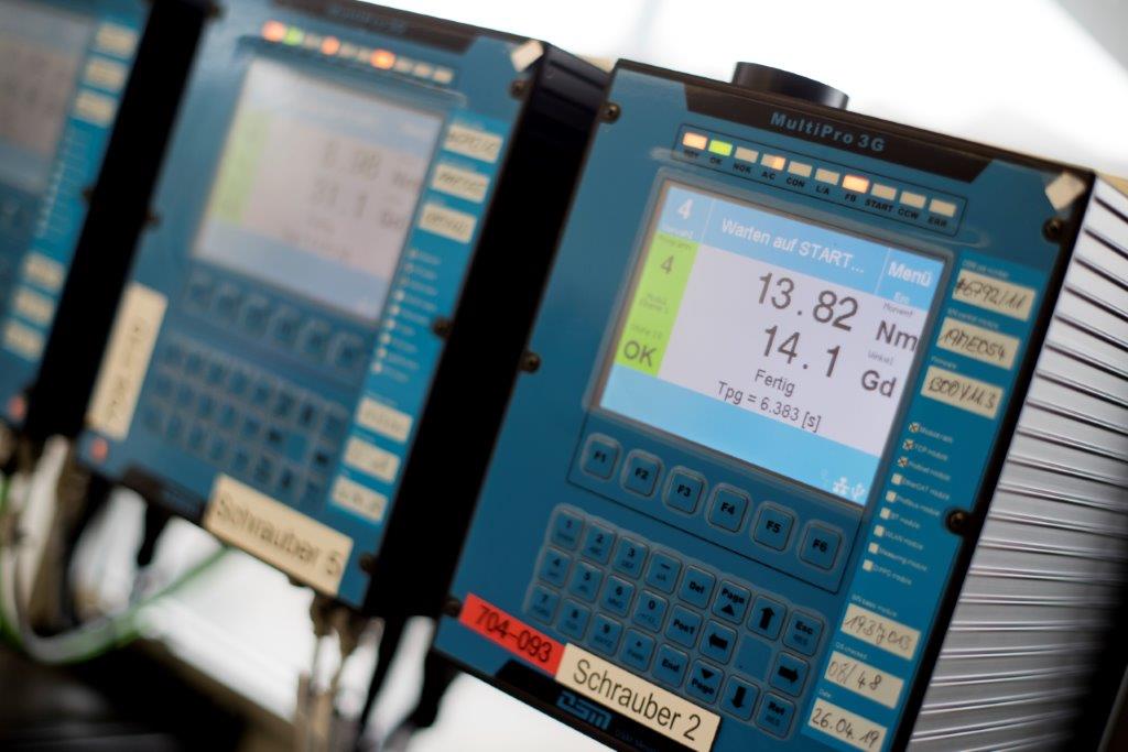 Bedienpanel einer industriellen Anlage mit Anzeige von Produktionswerten
